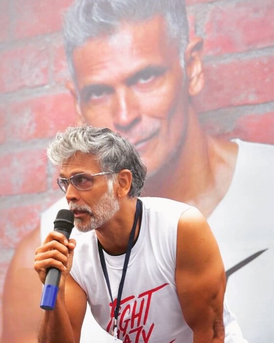 मिलिंद सोमण सोशल मीडियावर बराच सर्किय असून तो कायमच लोकांना फिटनेसविषयी टीप्स देताना दिसतो.