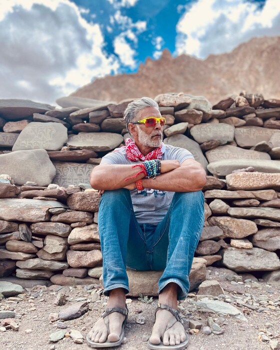 मिलिंद सोमण मनोरंजन विश्वात पहिल्यांदाच प्रसिद्धीच्या झोतात आला जेव्हा त्याने एका कंपनीच्या जाहिरातीसाठी हनी स्प्रेसह न्यूड फोटोशूट केलं. या फोटोशूटने सगळीकडे खळबळ माजली होती.