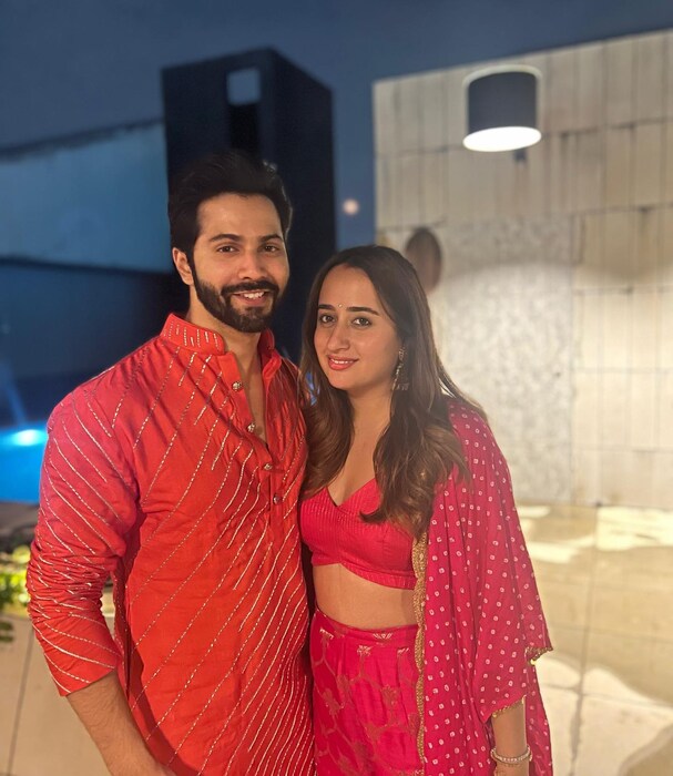 बॉलिवूड अभिनेता वरुण धवनने गेल्या वर्षी जानेवारीमध्ये फॅशन डिझायनर नताशा दलालसोबत लग्न केले.