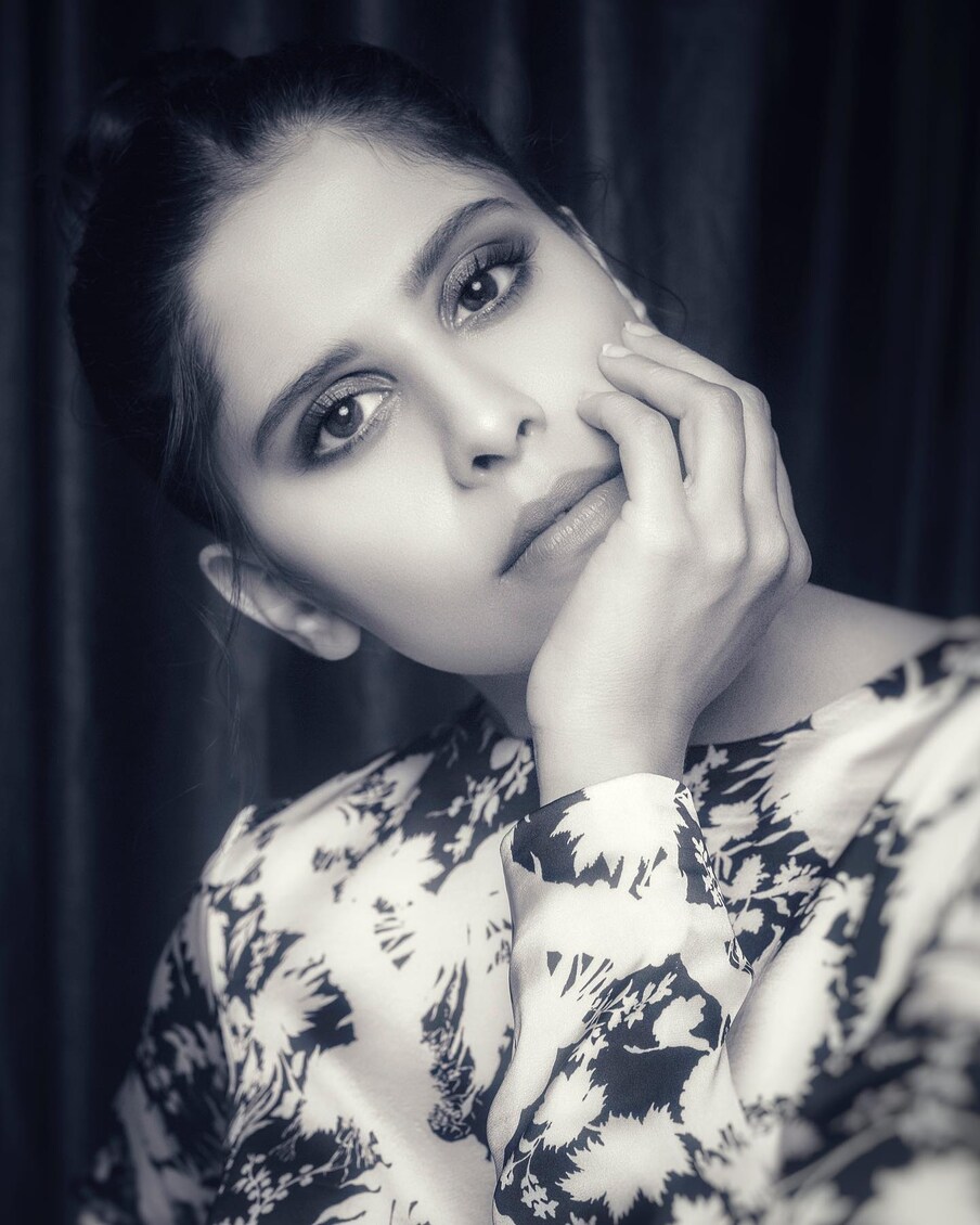 'सुंदर, हॉट, निरागस, कसली गोड दिसते गं तू, ब्यूटी', अशा अनेक प्रतिक्रिया सईच्या फोटोशूटवर येत आहेत. 