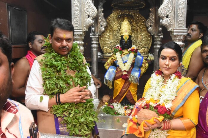 उपमुख्यमंत्री देवेंद्र फडणवीस आणि त्यांच्या पत्नी अमृता फडणवीस यांच्या हस्ते आज पहाटे कार्तिकी एकादशीनिमित्त पंढरपुरात श्री विठ्ठल-रुक्मिणीची महापूजा करण्यात आली.