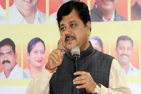 देवेंद्र फडणवीस यांचं कौतुक केलंच पाहिजे म्हणत प्रवीण दरेकर यांनी संजय राऊत यांना टोला लगावला आहे. 