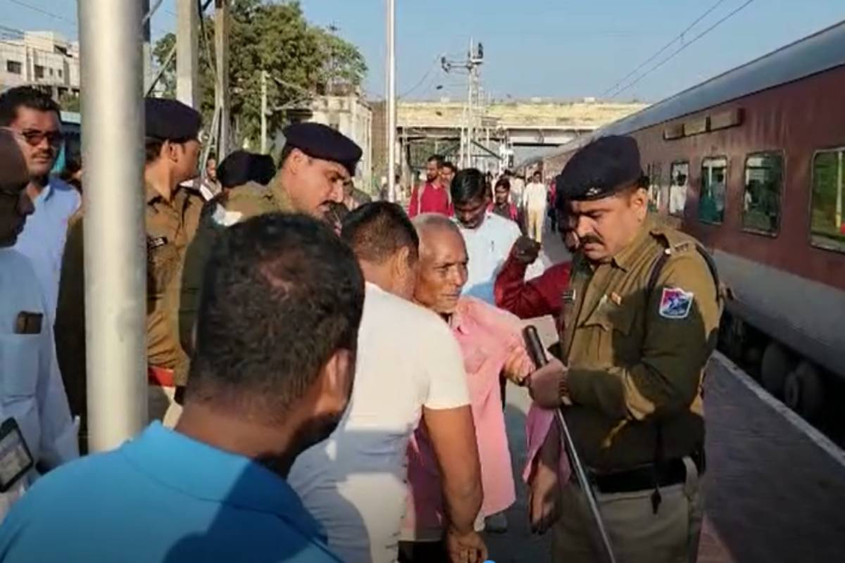 धक्कादायक! मनमाडमध्ये रेल्वेत प्रवाशांवर माथेफीरूचा अॅसिड हल्ला; चार जण जखमी