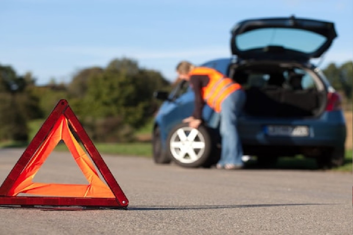 धावत्या कारचं टायर फुटलं तर न घाबरता करा 'हे' उपाय, तुमचा जीव राहील सुरक्षित