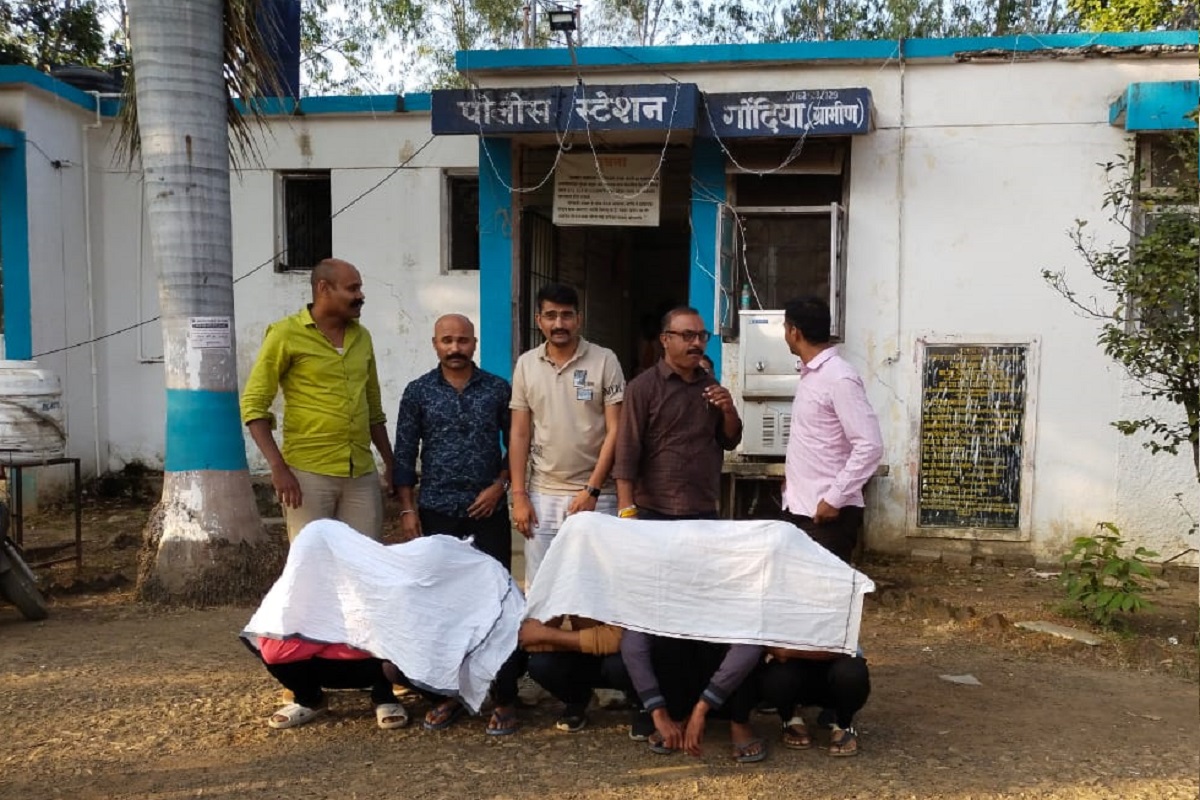 अचानक घडलेल्या या घटनेमुळे बेदरे कुटुंबीय हादरून गेलं. त्यांनी कसे बसे पैसे गोळा करून आरोपींना दिले.