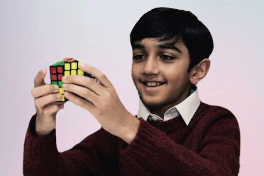 11 वर्षांच्या मुलाने रचला इतिहास; IQ टेस्टमध्ये मिळाले 162 गुण; दिग्गज शास्त्रज्ञांना टाकलं मागे