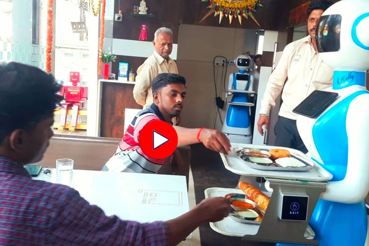 कोल्हापूरच्या हॉटेलचा नाद खुळा! वेटरच्या जागी काम करतात चक्क रोबो, Video