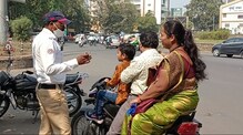 Nashik: पोलिसांनीच हेल्मेट भेट द्यावं! वाचा, नाशिककरांनी का केली मागणी? Nashik: पोलिसांनीच हेल्मेट भेट द्यावं! वाचा, नाशिककरांनी का केली मागणी?