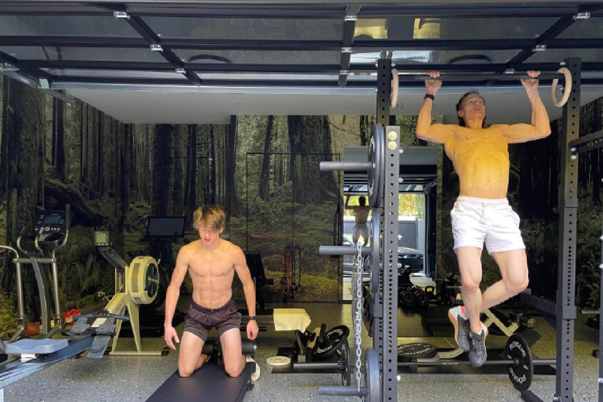 वय कमी करण्यासाठी 'हा' उद्योगपती करतोय लाखो रुपये खर्च; आतापर्यंत 5 वर्ष वय कमी केल्याचा दावा