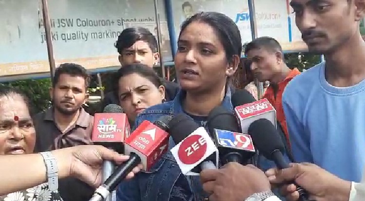 मृत मुलीचे नातेवाईक