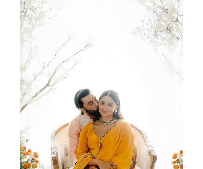 आलियाने हा गोड फोटो शेअर करत लिहिलं होतं की - "आमचं बाळ लवकरच येणार आहे." ही पोस्ट समोर येताच जोरदार व्हायरल झाली होती. चाहते आणि सेलिब्रेटींनी या पोस्टवर शुभेच्छांचा वर्षाव केला होता. ही बातमी ऐकून चाहत्यांना आश्चर्याचा धक्काच बसला होता. 