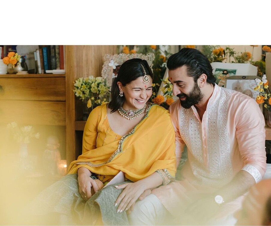 आज सकाळी तिला प्रसूतीसाठी रुग्णालयात दाखल करण्यात आलं होतं. तिने मुलीला जन्म दिला असल्याची बातमी समोर आली आहे. त्यामुळे आता हे बॉलिवूडचे क्यूट कपल आता एका गोंडस मुलीचे पालक झाले आहेत.या बातमीमुळे कपुर घरात आनंदाचं वातावरण आहे.
