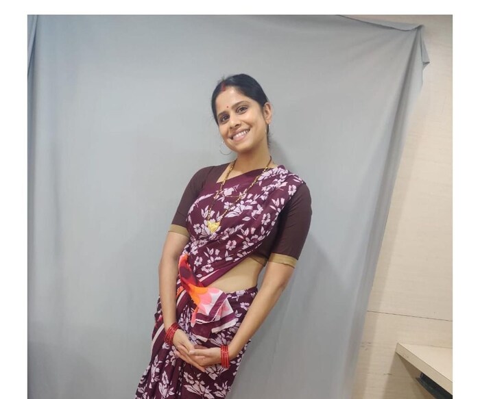 इंडिया लॉकडाऊन या सिनेमाच्या पोस्टमध्ये सईचा कोणताही बोल्ड किंवा मेकअपवाला लुक दिसत नसून सई अगदी साध्या साडीमध्ये दिसत आहे. 