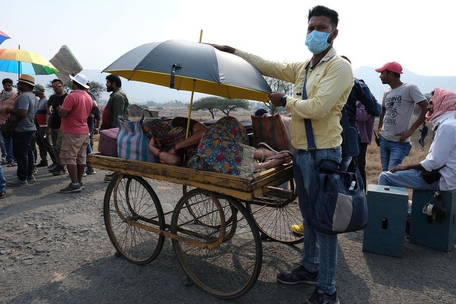 दरम्यान नुकताच एक फोटो इन्स्टाग्रामवर शेअर केला आहे.  हा फोटो तिच्या ‘इंडिया लॉ़कडाऊन’ या आगामी चित्रपटाच्या शूटिंगमधला आहे. फोटोमध्ये दिसणाऱ्या हातगाडीवर ती झोपली आहे. तर त्यांच्या टीममधला एक माणूस तीला ऊन लागू नये म्हणून  छत्री पकडून उभा आहे.