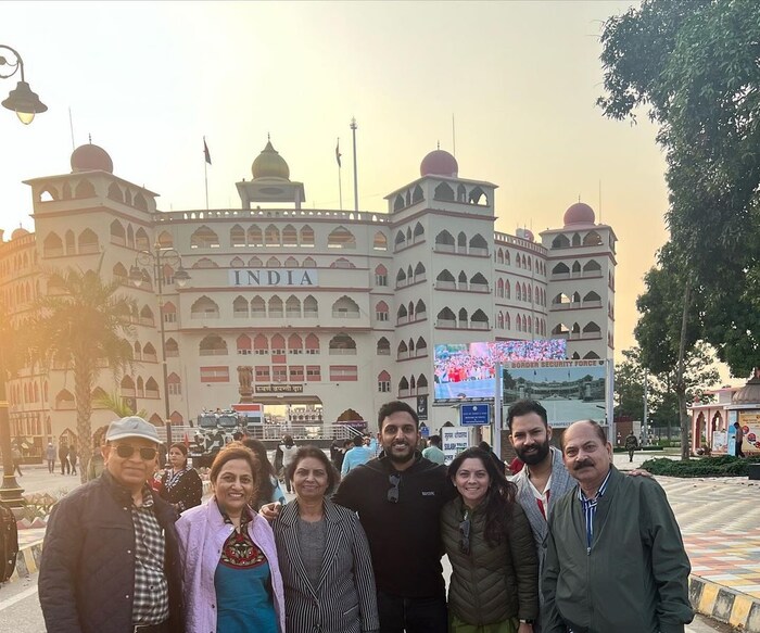 सोनालीचे वडील सैन्यात होते. सोनाली कुलकर्णी हिचे वडील मनोहर हे सैन्यदलातील वैद्यकीय विभागातून निवृत्त झाले आहेत. लहानपणापासून तिने वडिलांच्या डोळ्यात देशासाठीचा अभिमान पाहिला आहे. सोनाली लहान असताना तिच्या वडिलांकडून शौर्याच्या गोष्टी ऐकायची. वडीलांच्या बदलीमुळे लहानपणी सोनालीने लष्करी कुटुंबात राहण्याचा अनुभव घेतला आहे. त्यामुळे वाघा बॉर्डरला भेट देणं तिच्यासाठी महत्वाचं ठरलं आहे. 