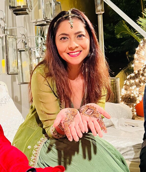 सोनालीचा मेहंदी आणि हळदी लुक पाहून सोनाली पुन्हा लग्न करतेय का असा प्रश्न सर्वांना पडला. 