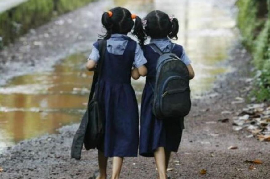 जगभरात आज children's day साजरा केला जात आहे. मुलांसाठी हा दिवस खूप खास असतो. मुलांना या दिवसाचं महत्त्व सांगितलं जातं. सरकार मुलींच्या शिक्षणासाठी आणि मुलींना सक्षम करण्यासाठी वेगवेगळ्या योजना आणत आहे. तुम्ही अजूनही जर या योजनेचा लाभ घेतला नसेल तर चिल्ड्रन्स डेच्या निमित्तानं आजपासून ही योजना मुलीच्या नावाने सुरू करू शकता. 