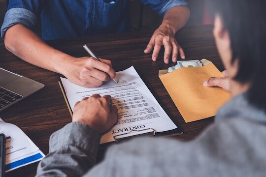 Bank Loan: वाटोळं! या तीन बँकांचं कर्ज झालं महाग, EMI आणि व्याजदरही वाढला, ग्राहकांना फटका