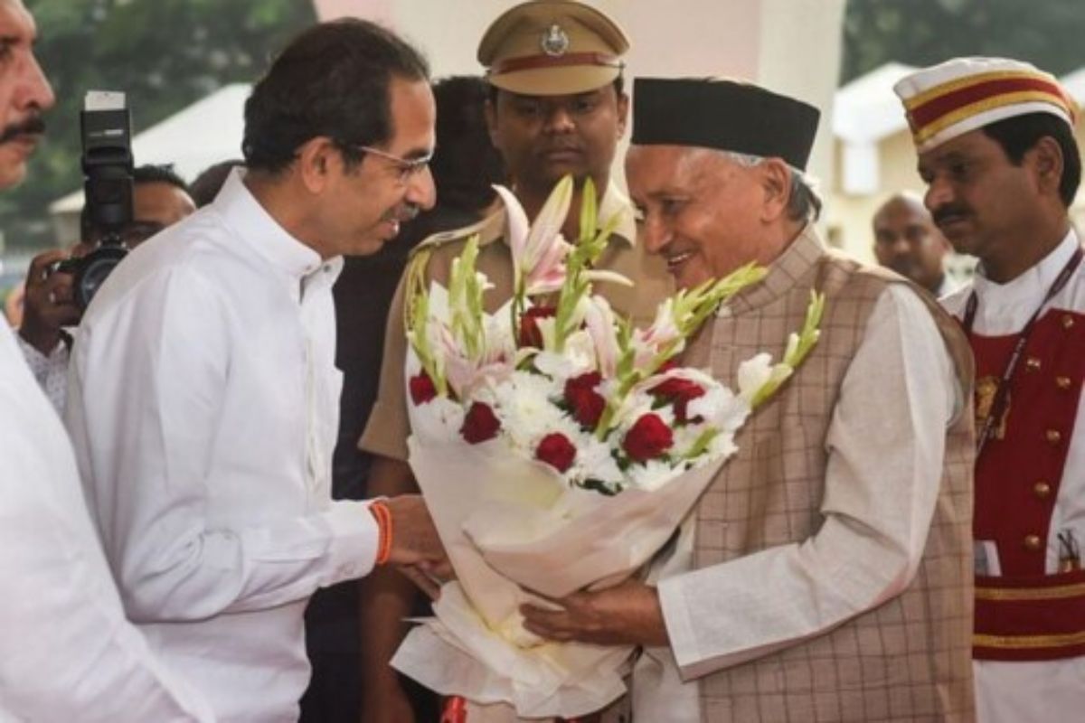 'राज्यपालांनी माती खाल्ली, महाराष्ट्रासमोर नाक घासून माफी मागावीच लागेल, नाहीतर..'; ठाकरे गटाची जहरी टीका