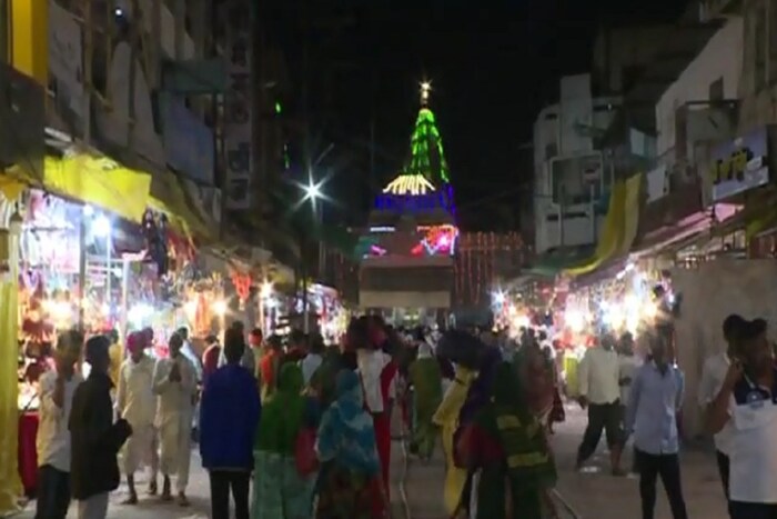 सजावटीसाठी मोगरा, जरबेरा, आष्टर, झेंडू, गुलाब,कॉनवर अशा विविध देशी विदेशी 30 प्रकारच्या पाच टन फुलांचा वापर करण्यात आला आहे.