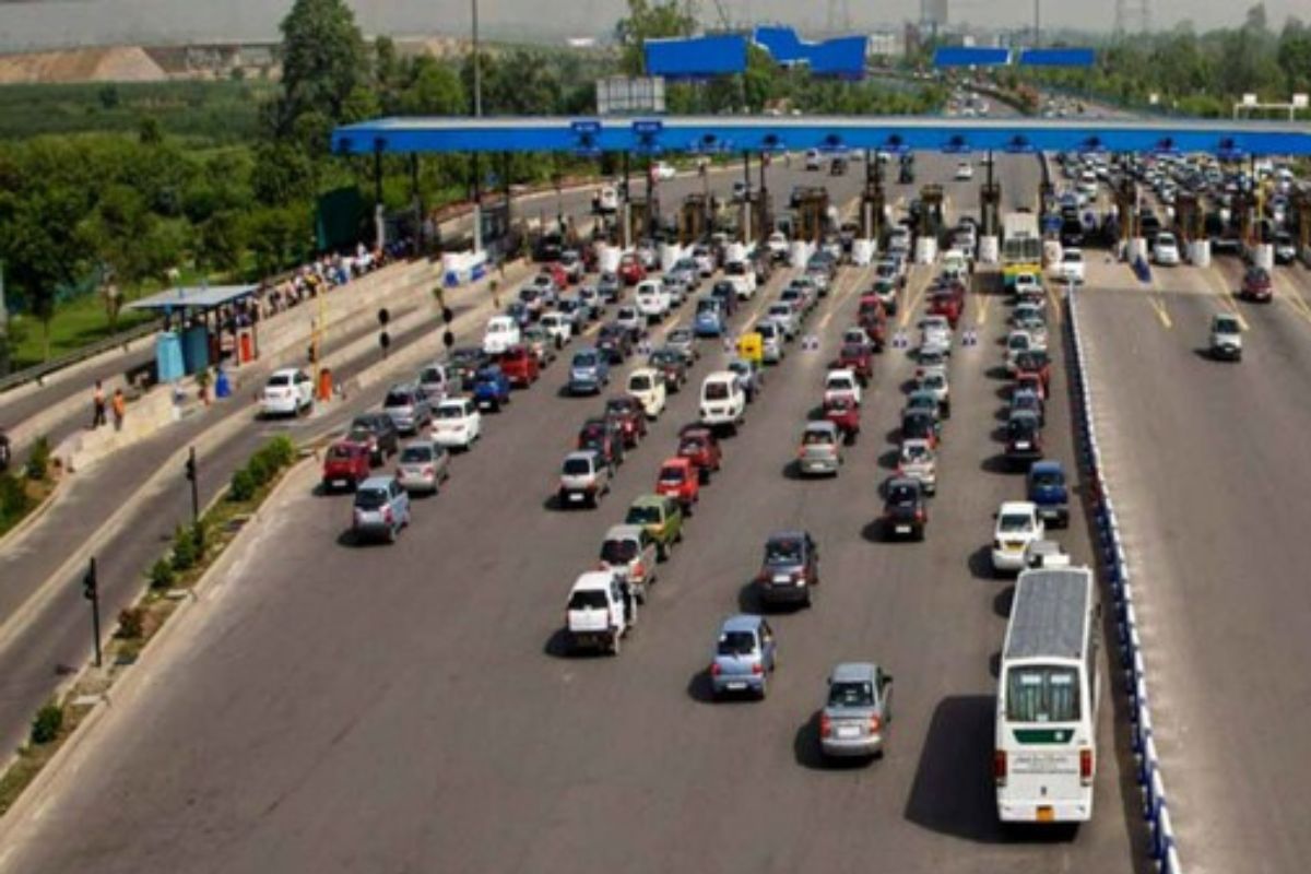 पुणे-मुंबई एक्सप्रेस हायवेवरुन जाताय? 'या' चुकीमुळे 10 महिन्यात 7 हजार 325 वाहन चालकांवर दंडात्मक कारवाई