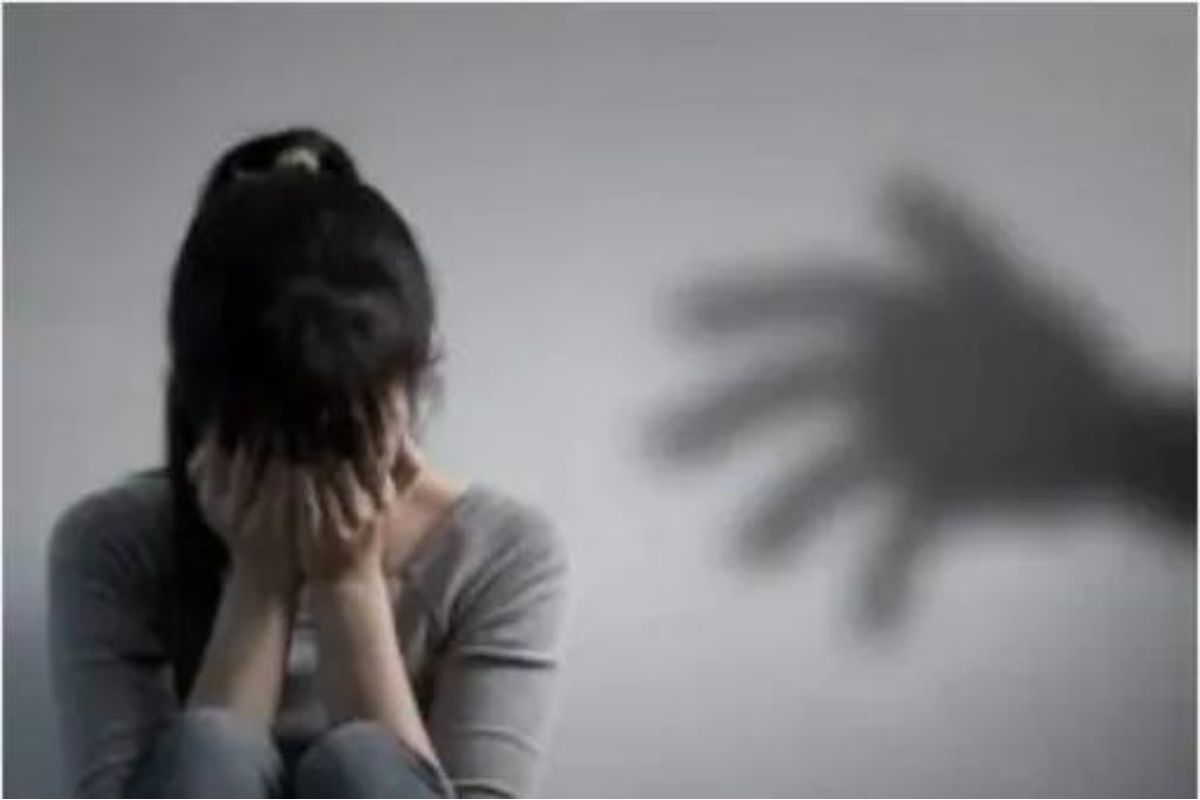 आईने स्वतःच्या प्रियकरासोबत लावलं पोटच्या अल्पवयीन मुलीचं लग्न, अन्.., पुण्यातील हादरवणारी घटना