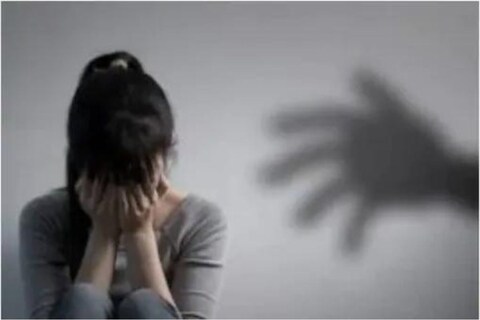 पीडित मुलीच्या आईचे संबंध एका व्यक्तीशी प्रेमसंबंध होते. तिने आपल्या मुलीला हेच तुझे वडील आहेत असंही सांगितलं होतं. मात्र काही दिवसांनंतर आईनेच मुलीला त्याच व्यक्तीसोबत लग्न करण्यासाठी भाग पाडलं