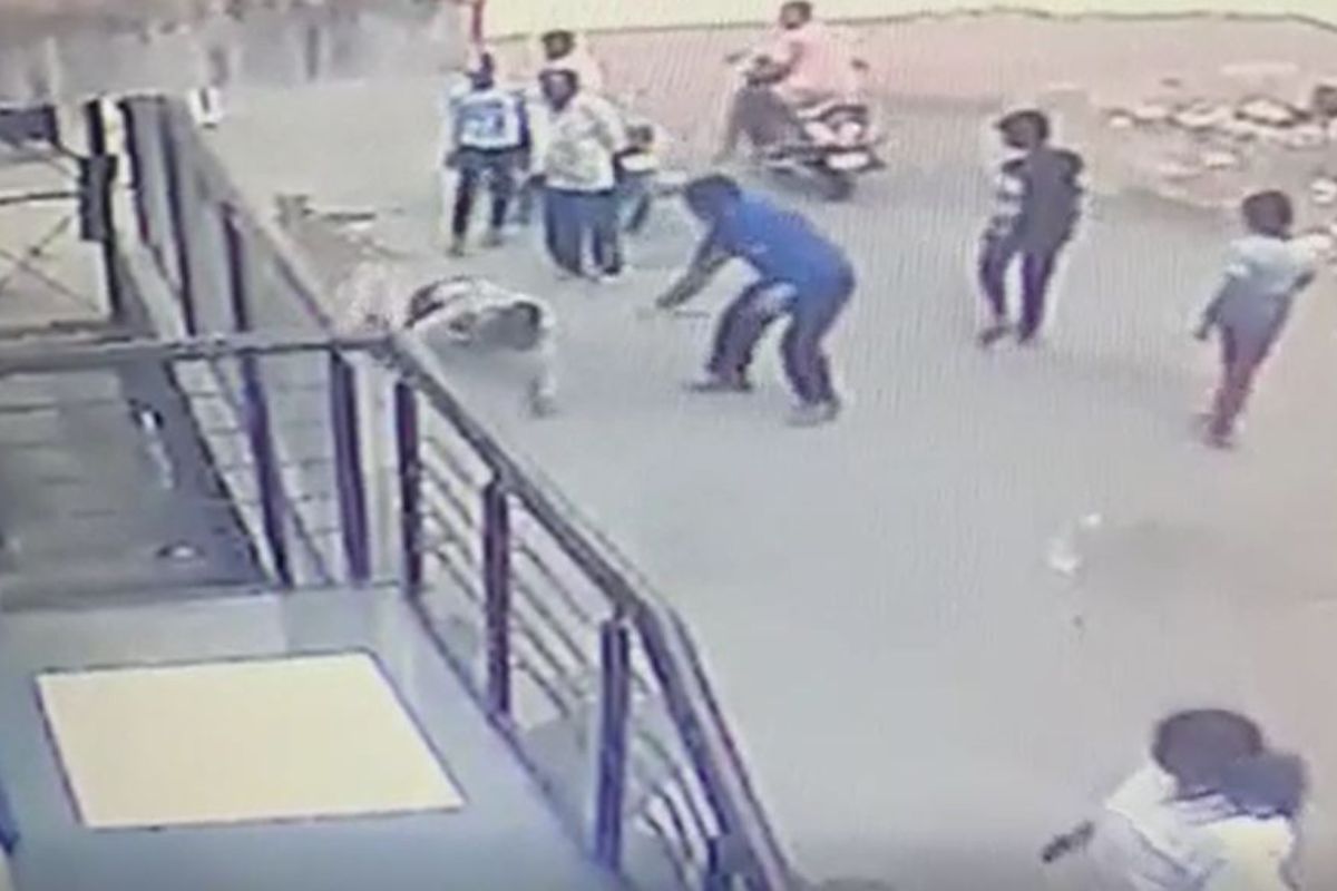 प्रसिद्ध डॉक्टरकडून वृद्धाला बेदम मारहाण; सोलापुरातील धक्कादायक घटनेचा VIDEO