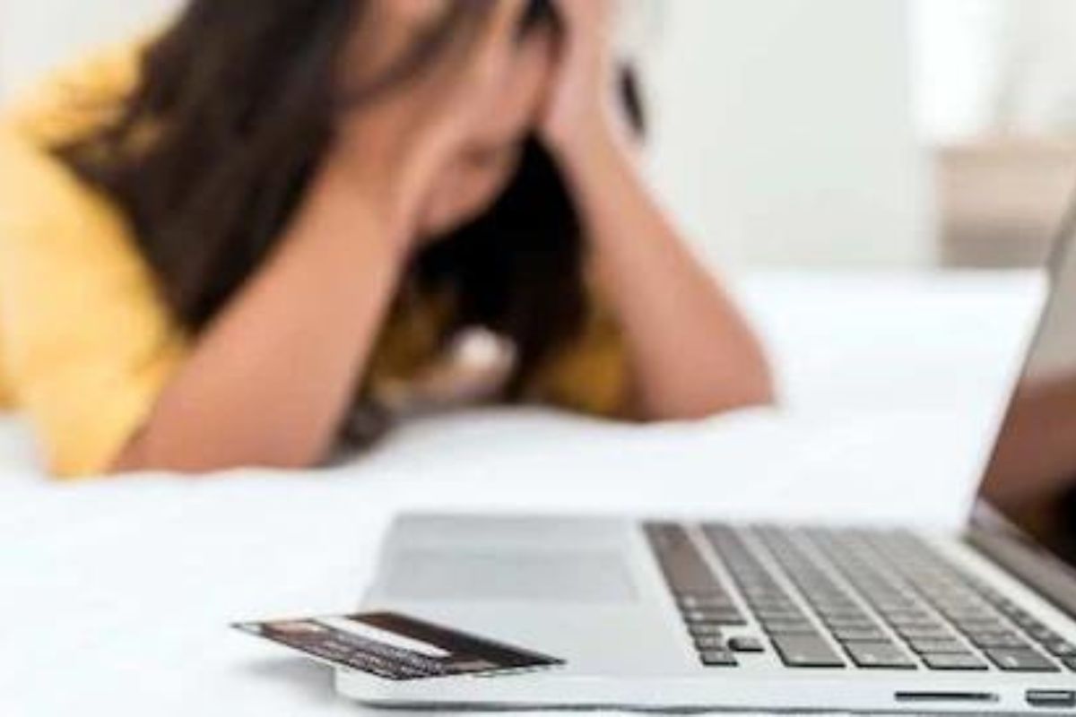 ऑनलाईन शॉपिंग अॅप वापरत असाल तर सावधान; बँकेतील लिपिक महिलेला 1 लाख 17 हजारांचा गंडा