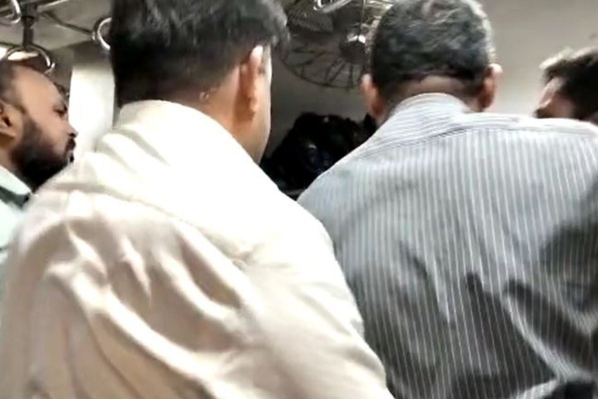 जागेवरुन लोकलमध्येच दोन गटांत तुंबळ हाणामारी, नालासोपाऱ्यातील घटनेचा Shocking Video