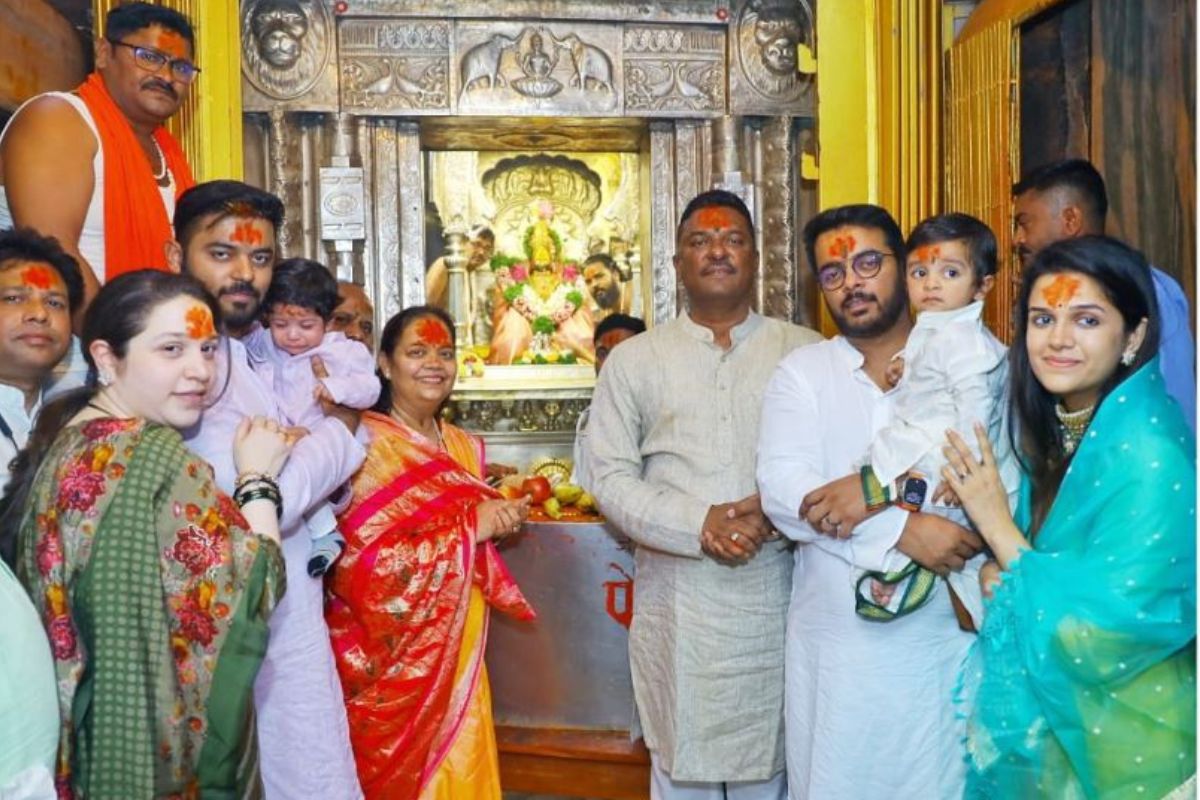 'तो नवस पूर्ण झाला'; शिंदे गटाच्या आमदारानं तुळजाभवानी चरणी अर्पण केलं 72 तोळे सोनं