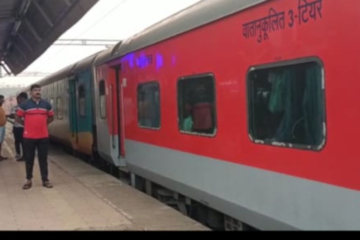 कोकण रेल्वे मार्गावरील वाहतूक विस्कळीत; उद्योगमंत्र्यांना रद्द करावा लागला रत्नागिरी दौरा