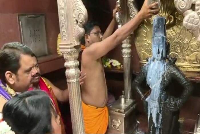 कार्तिकी एकादशीच्या पार्श्वभूमीवर उपमुख्यमंत्री देवेंद्र फडणवीस सपत्नीक पंढरपुरात दाखल झाले आणि वारकऱ्यांबरोबर ग्यानबा-तुकारामचा तालही धरला.
