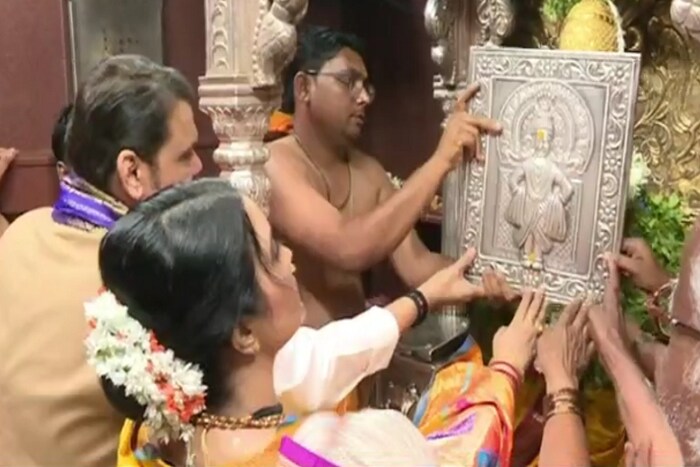 साळुंखे दाम्पत्याने विठूरायाची महापूजा करण्याची संधी मिळूनही स्वतःसाठी काही न मागता राज्यातील सर्व शेतकऱ्यांवरील संकट दूर करण्यासाठी विठू-रखूमाईला साकडं घातलं