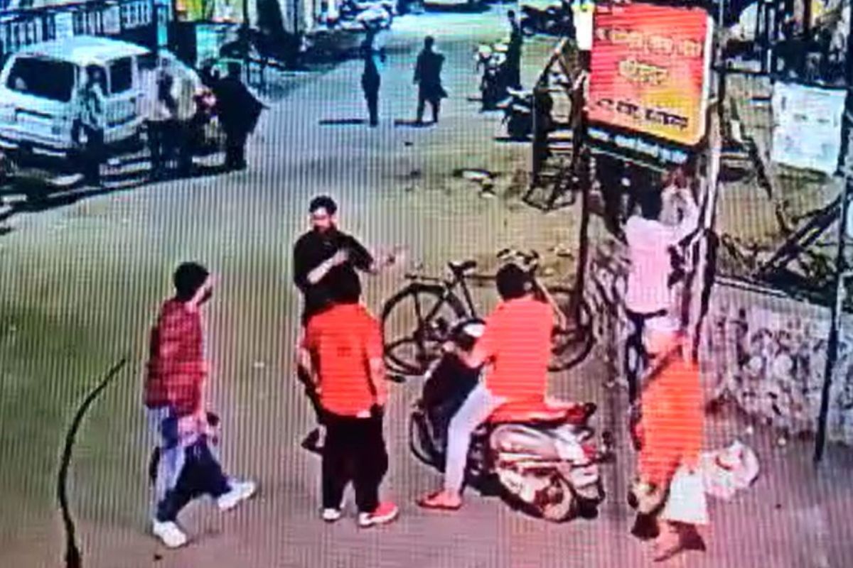 हातात चाकू आणि पिस्तूल घेऊन भाजप नेत्याच्या घरावर हल्ला, नाशिकमधील थरारक VIDEO