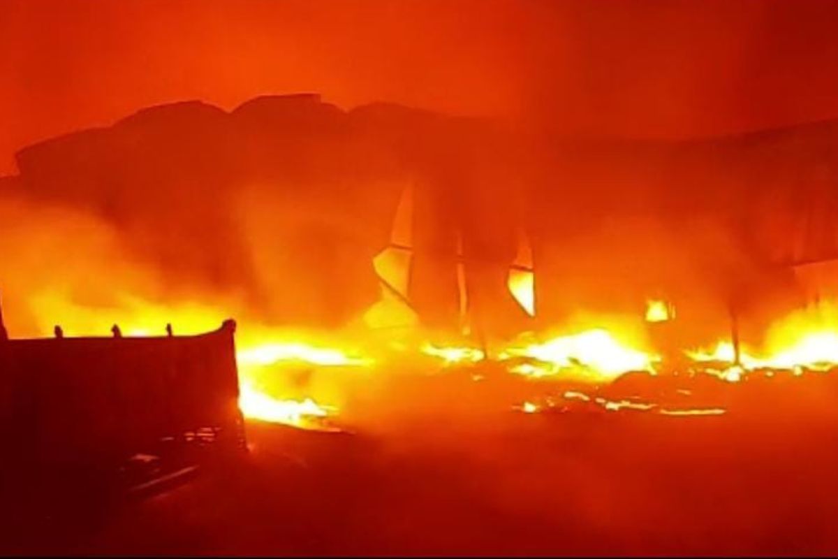 मालेगावात भीषण अग्नितांडव; अनेक यंत्रमाग कारखाने आगीच्या भक्ष्यस्थानी, घटनास्थळावरील VIDEO