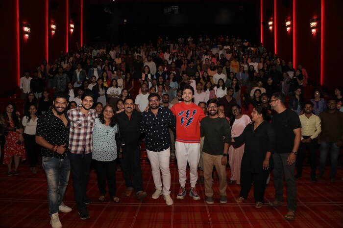 शो संपल्यानंतर ललित आणि सिनेमाच्या टीमनं थिएटरमध्ये एंट्री घेतली. 