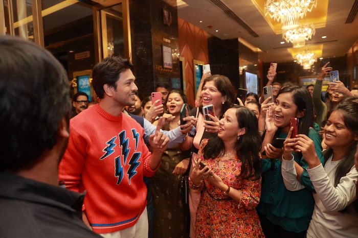 महाराष्ट्राचा लाडका चॉकलेट बॉय ललित प्रभारकरला पाहण्यासाठी तरुणींनी थिएटरमध्ये गर्दी केली होती.  ललित थिएटरच्या बाहेर येताच तरुणींनी त्याच्याभोवती गराडा घातला. 