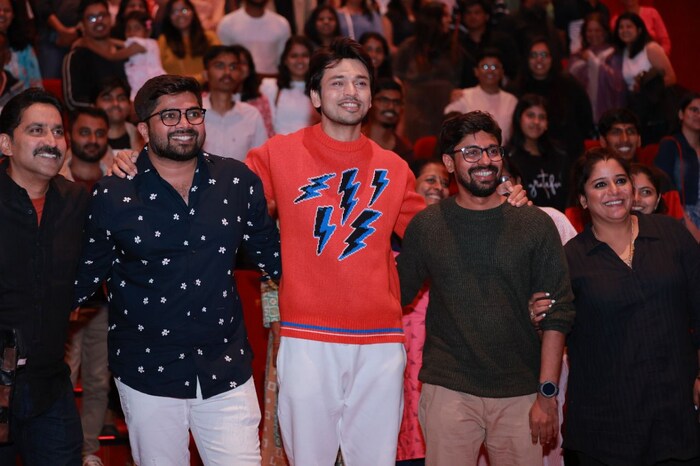 सिनेमात अभिनेता ललित प्रभाकर सनीच्या प्रमुख भूमिकेत आहे. शिवाय अभिनेता चिन्मय मांडलेकर, क्षिती जोग हे कलाकारही प्रमुख भूमिकेत आहेत. 