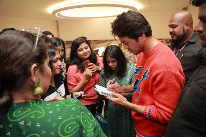 ललितबरोबर सेल्फी, ऑटोग्राफ घेण्यासाठी थिएटर बाहेर रांगा लागल्या होत्या. 