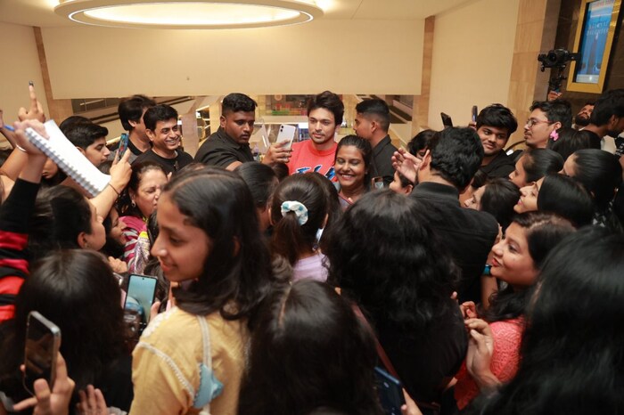 प्रिव्ह्यू शोला तरूणांपेक्षा तरूणींचींच जास्त गर्दी पाहायला मिळाली. 