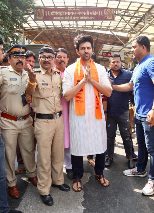  वाढदिवसाच्या मुहूर्तावर कार्तिक आर्यन पांढऱ्या कुर्त्यामध्ये मुंबईतील प्रसिद्ध देवस्थान सिद्धिविनायक मंदिर येथे भेट देत बाप्पाचे आशीर्वाद घेताना दिसला. 