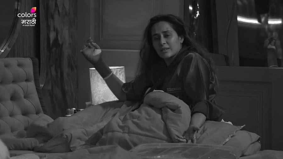राखी तेजस्विनीला म्हणाली, मी रात्री बसते तुझ्या डोक्यावर थांब, इडियट माझी झोपच गेली. आता सगळे झोपल्यानंतर मी बोलणार... उगीच भांडणं ना?