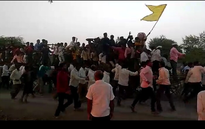 आज 29 नोव्हेंबर रोजी सायंकाळी पाच वाजेच्या सुमारास ध्वज काठीची धनगर मढी पासून विधिवत पूजा करून भगत समाधान भगवान पाटील यांचे सह इतर नागरिकांनी बारा गाड्या ओढण्यास सुरुवात केली. 