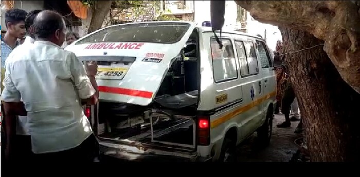 बारागाड्या ओढताना गर्दीमुळे तरुण गाड्याखाली ढकलला गेला व त्याच्या पोटावरून बैलगाडीचे चाक गेल्याने गंभीर अवस्थेत तरुणास जिल्हा रुग्णालयात दाखल करण्यात आले. मात्र, उपचारा दरम्यान त्याचा मृत्यू झाला.