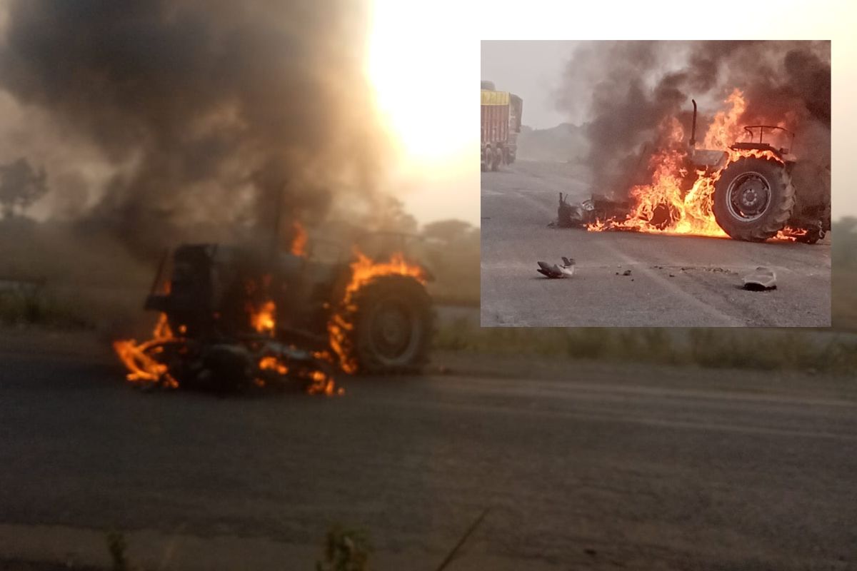 धुळे-औरंगाबाद महामार्गावर बाईक अन् ट्रॅक्टरने घेतला पेट, सर्व जळून खाक, तिघे गंभीर