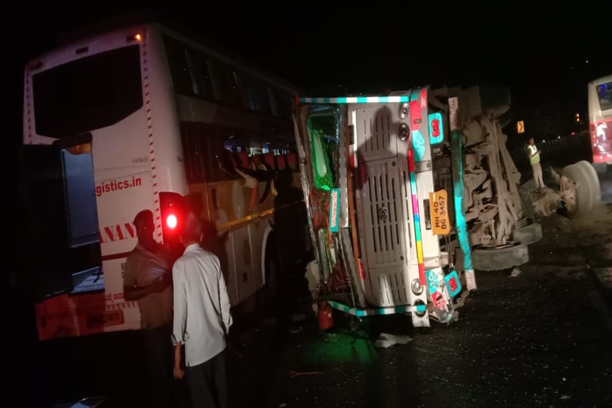 मुंबई-पुणे एक्सप्रेस हायवेवर भीषण अपघात, 15 प्रवासी जखमी, दोन गंभीर