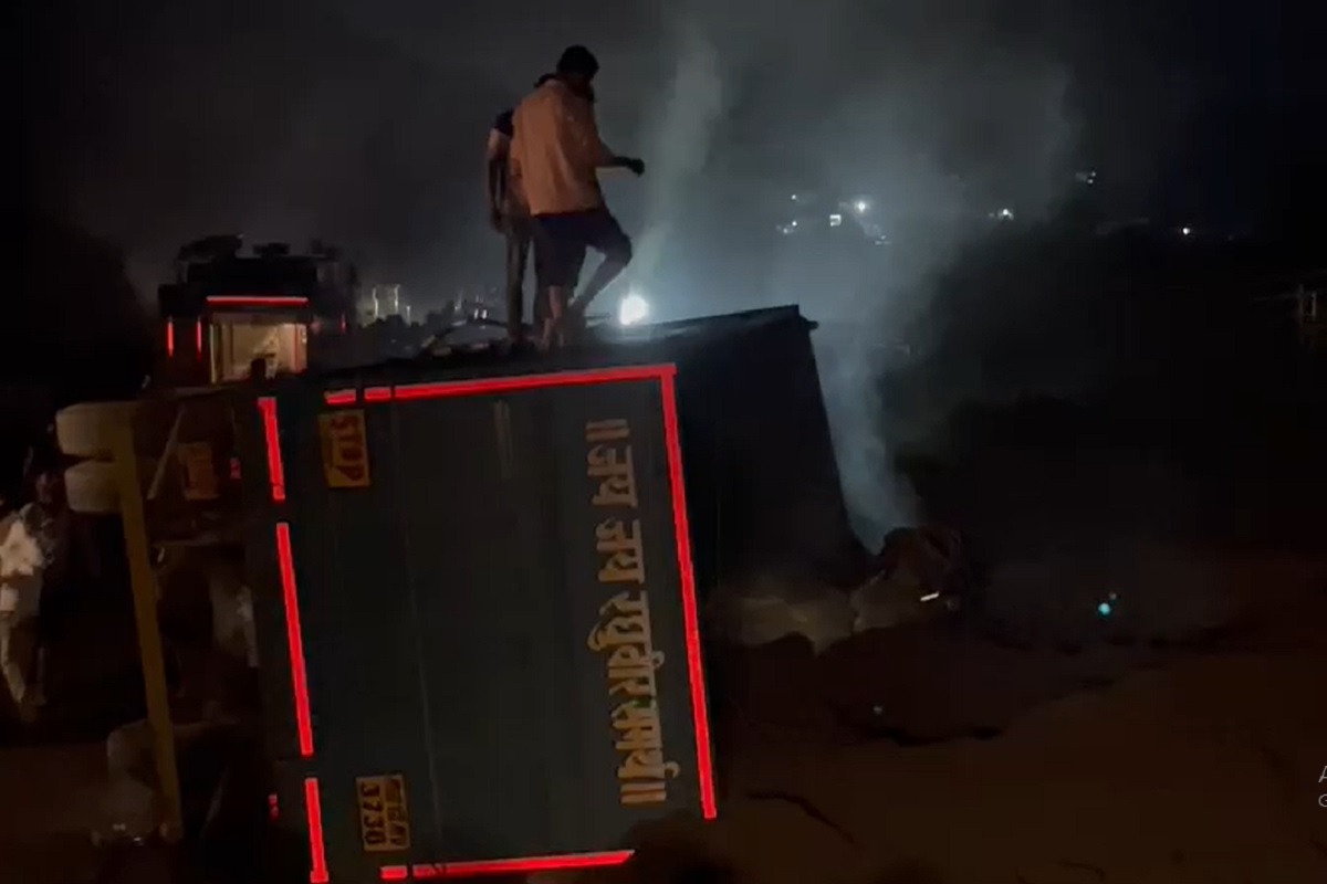 माणगाव तालुक्यातील गोरेगाव परिसरातील या विद्यार्थिनी रिक्षाने खेड येथे परिक्षेसाठी गेल्या होत्या. परीक्षा आटोपून परतत असताना हा अपघात झाला