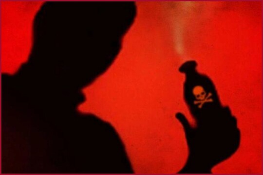 Acid Attack Women : 'आमची नाही तर कुणाची नाही', पती आणि प्रियकराने 'ती'च्यावर केला अ‍ॅसिड हल्ला, तिसरा बॉयफ्रेंडही जखमी