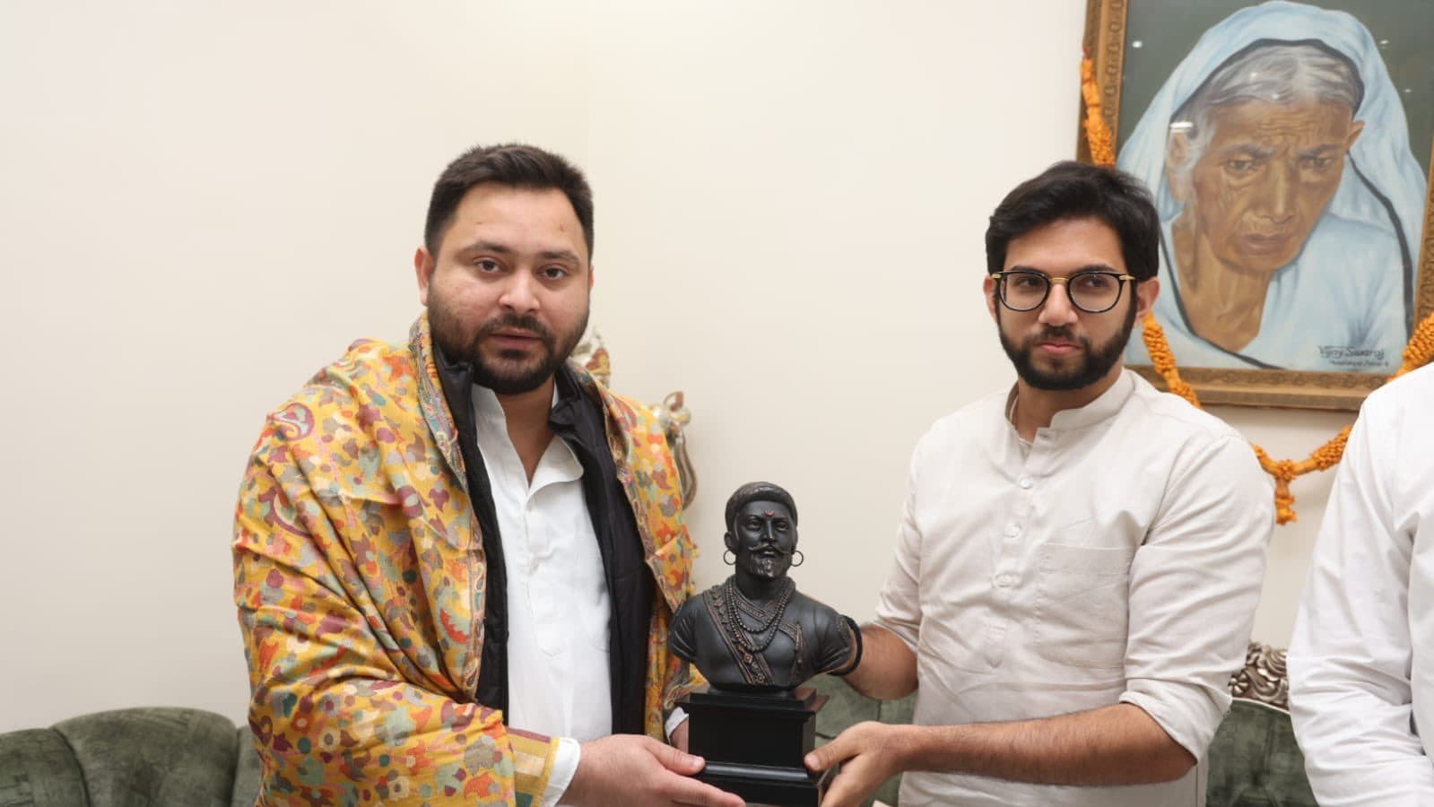 तेजस्वींना भेटून ठाकरे नितीश कुमारांकडे, तिसरी आघाडी होणार का?